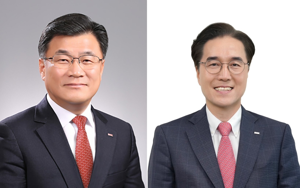 왼쪽부터 최홍영 경남은행장, 예경탁 경남은행 부행장보[경남은행 제공]