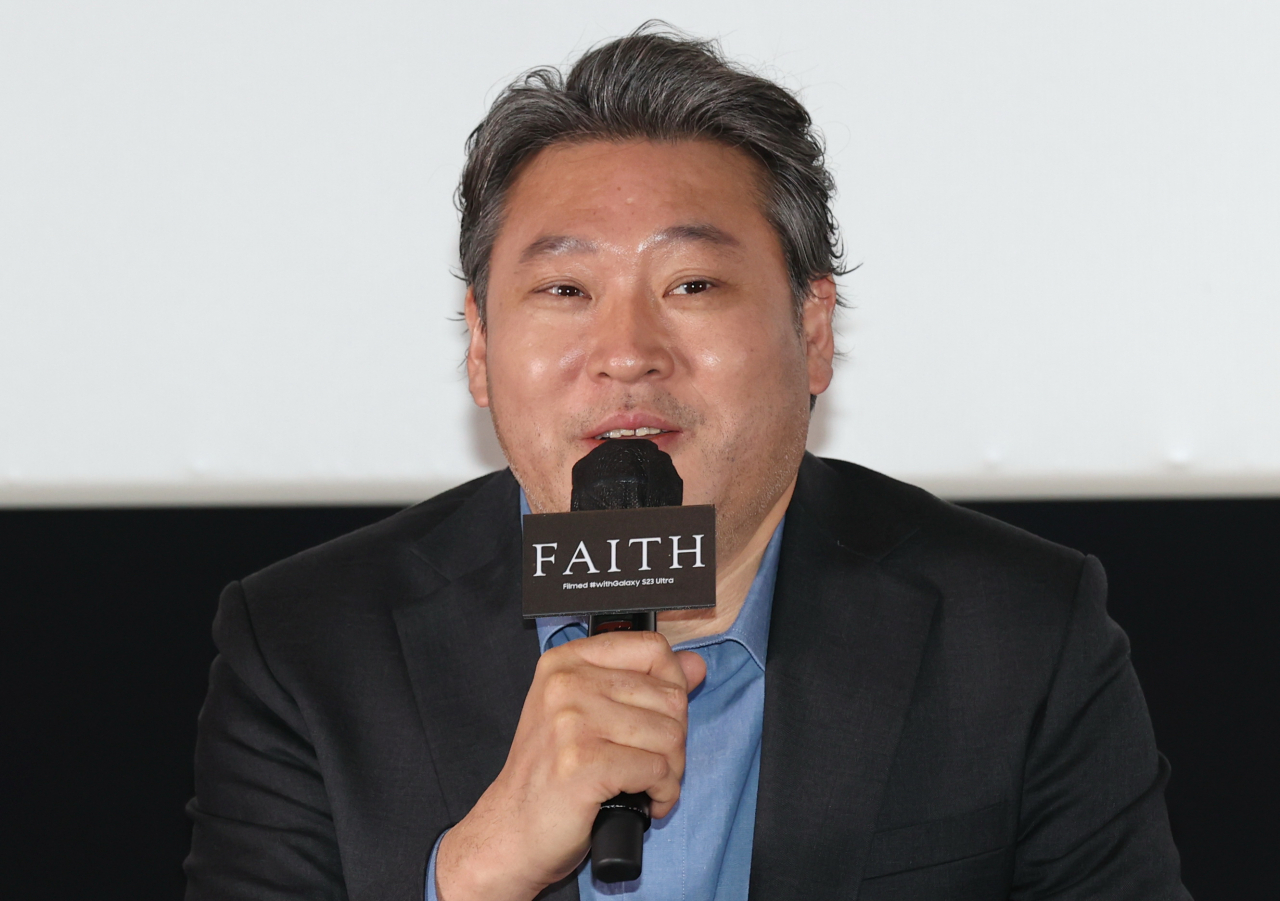 22일 오후 서울 강남구 메가박스 코엑스점에서 열린 단편 스릴러 영화 '페이스'(Faith) 시사회에서 배우 최무성이 인사말을 하고 있다. 나홍진 감독이 연출한 이 영화는 삼성전자 스마트폰 갤럭시 S23 울트라로 촬영했다. [연합]