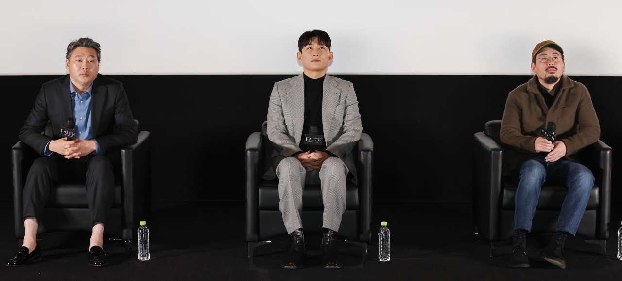 22일 오후 서울 강남구 메가박스 코엑스점에서 열린 단편 스릴러 영화 '페이스'(Faith) 시사회에 나홍진 감독(오른쪽부터), 배우 고준, 최무성이 참석하고 있다. 이 영화는 삼성전자 스마트폰 갤럭시 S23 울트라로 촬영했다. [연합]