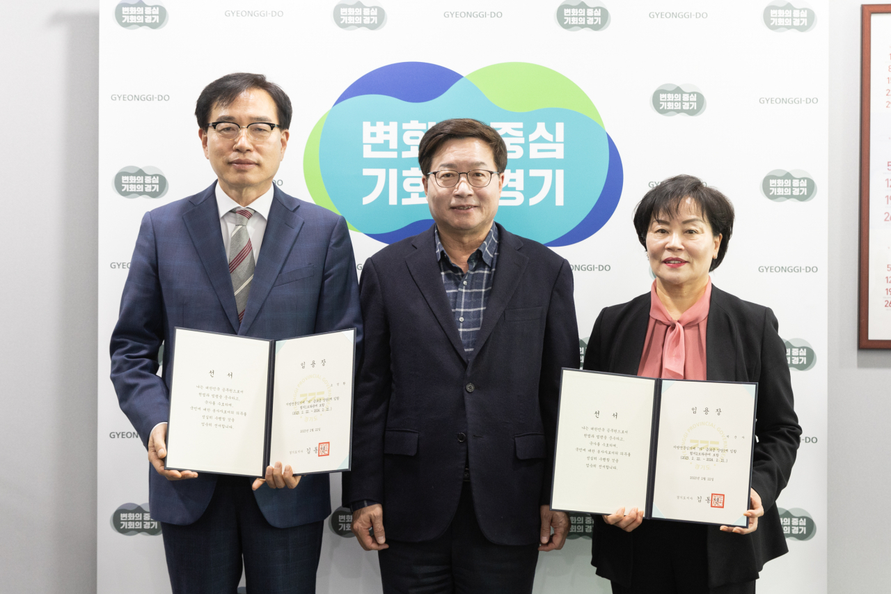 22일 오전 염태영 경제부지사가 소영환 협치1보좌관(왼쪽에서 두 번째), 박순자 협치2보좌관(왼쪽에서 세 번째)에게 임용장 수여를 한 뒤 김달수 정무수석과 기념촬영을 하고 있다.