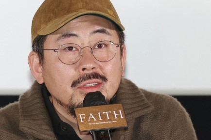22일 오후 서울 강남구 메가박스 코엑스점에서 열린 단편 스릴러 영화 '페이스'(Faith) 시사회에서 나홍진 감독이 인사말을 하고 있다. 이 영화는 삼성전자 스마트폰 갤럭시 S23 울트라로 촬영했다. [연합]