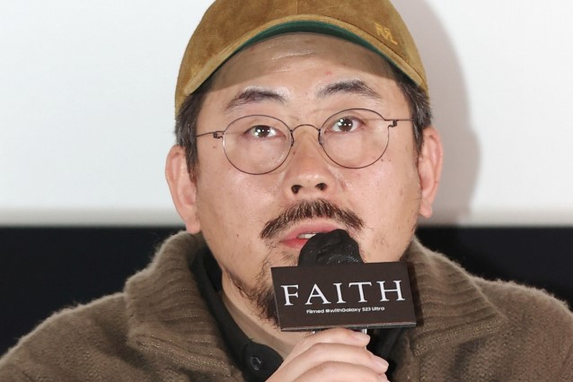 22일 오후 서울 강남구 메가박스 코엑스점에서 열린 단편 스릴러 영화 '페이스'(Faith) 시사회에서 나홍진 감독이 인사말을 하고 있다. 이 영화는 삼성전자 스마트폰 갤럭시 S23 울트라로 촬영했다. [연합]