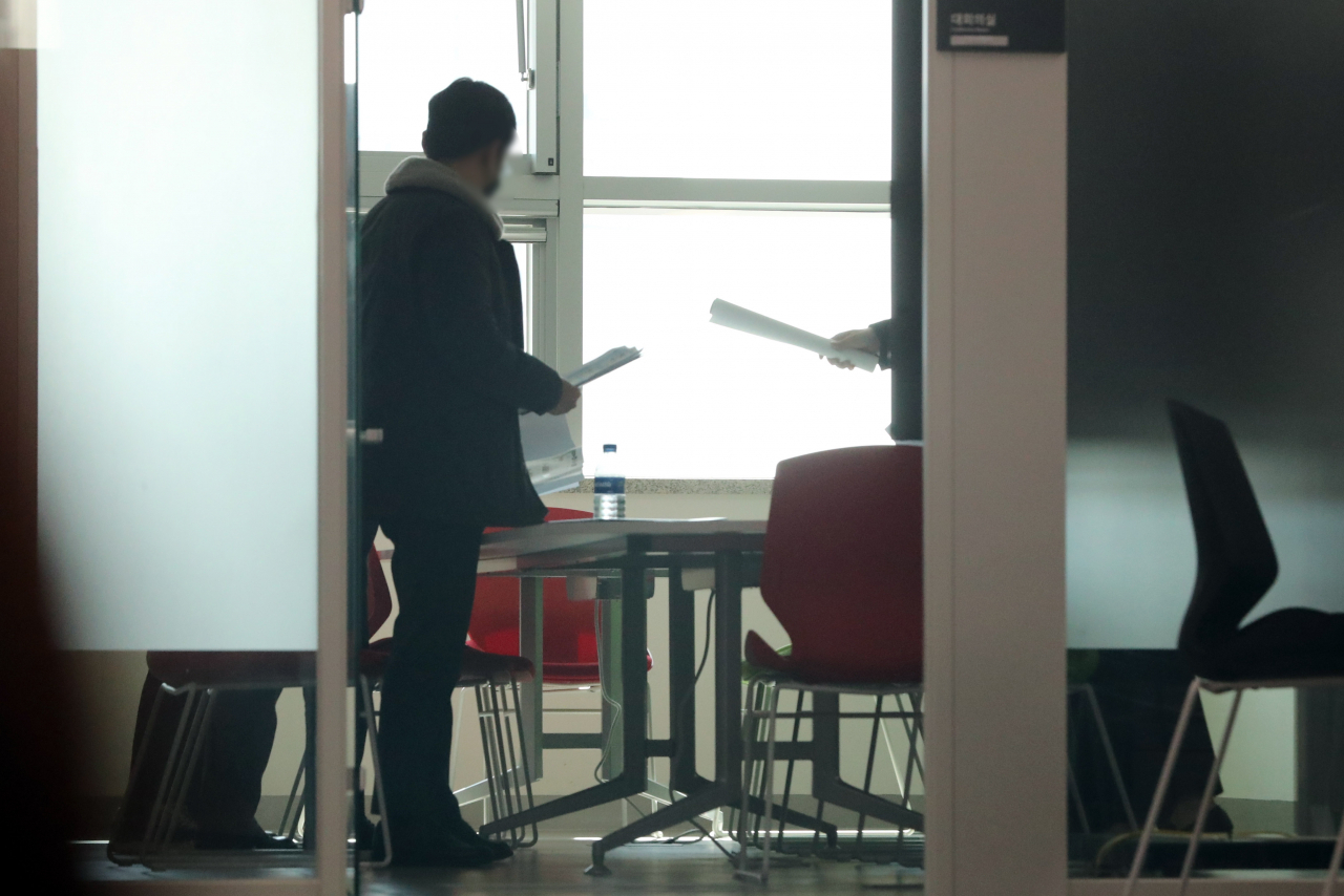 대북송금 의혹을 수사 중인 검찰이 지난달 22일 이화영 전 경기도 평화부지사가 근무한 경기도청에 대해 압수수색에 나섰다. 사진은 청사 내에서 압수수색하는 검찰 관계자들의 모습 [연합]