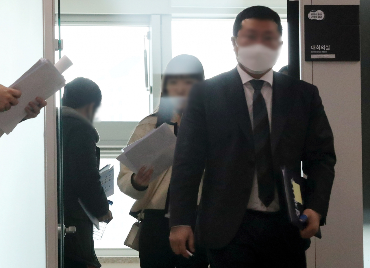 대북송금 의혹을 수사 중인 검찰이 지난 22일 이화영 전 경기도 평화부지사가 근무한 경기도청에 대해 압수수색에 나섰다. 압수수색 대상은 이 전 부지사가 근무했던 경제부지사실, 비서실, 평화협력국, 도의회 사무처 등 7&sim;8곳으로 알려졌다. 사진은 청사 내에서 압수수색하는 검찰 관계자. 연합뉴스