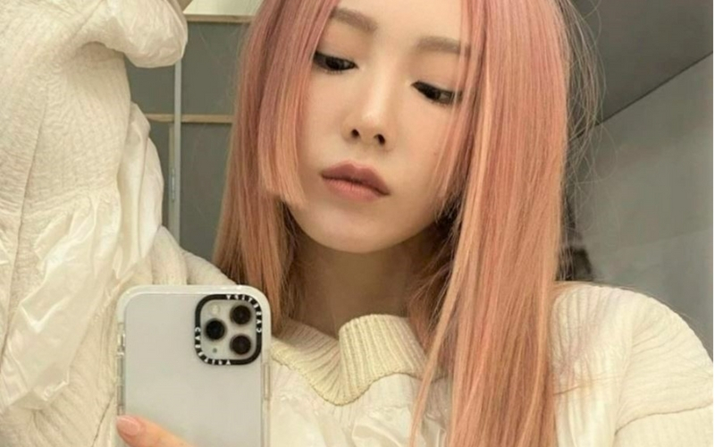 소녀시대 태연이 아이폰13 프로로 셀카를 찍고 있는 모습. [태연 인스타그램]