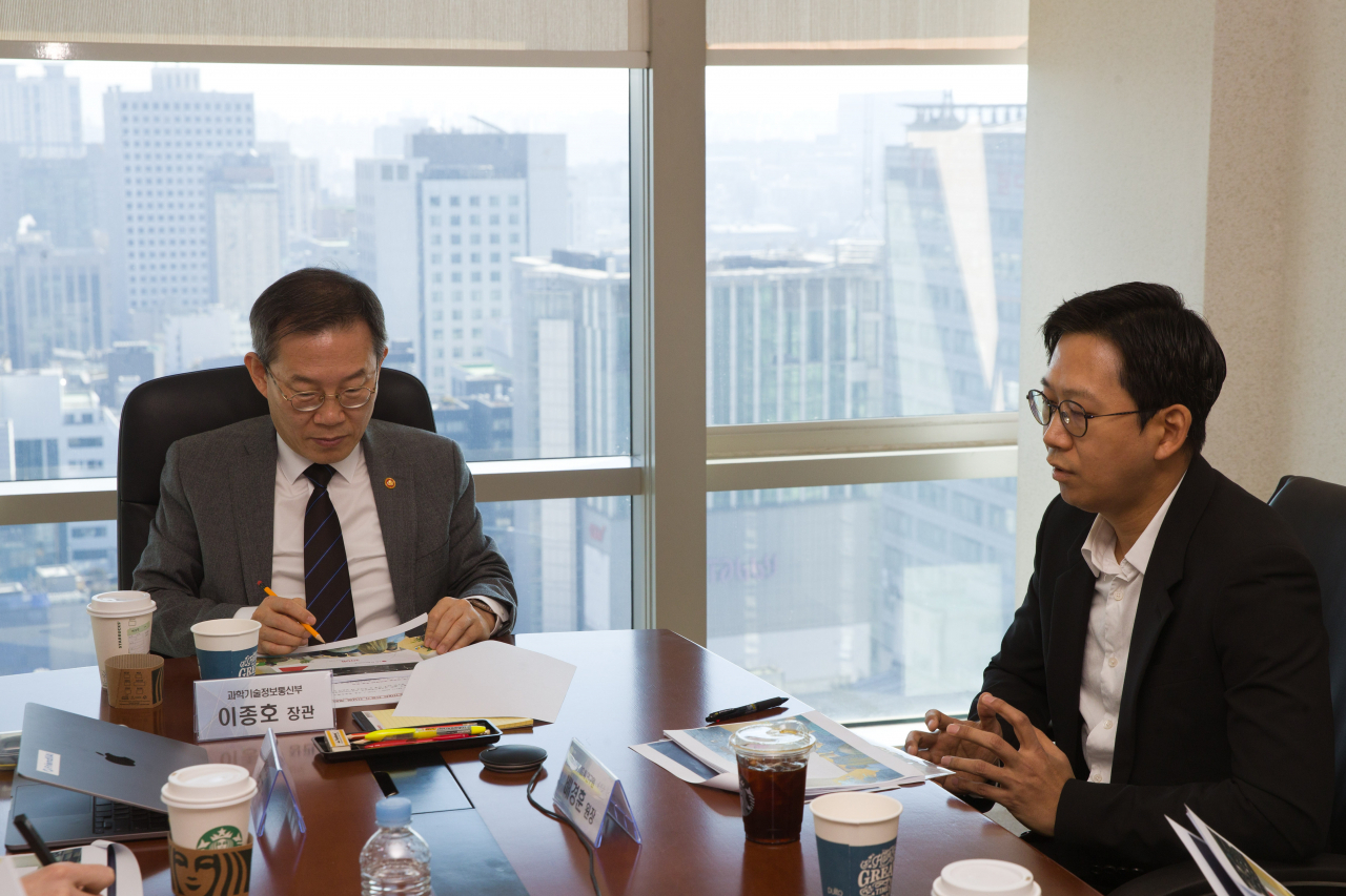 이종호 과학기술정보통신부 장관이 22일 오전 서울 중구 서울중앙우체국에서 인공지능 기업 및 학계 전문가들과 최근 전 세계적으로 화두가 되고 있는 챗GPT 동향과 정책방향에 대해 논의하고 있다. [과학기술정보통신부 제공]