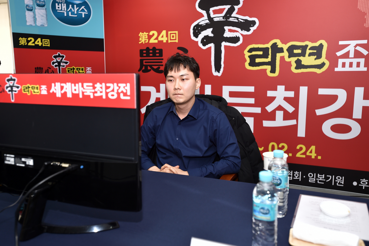 박정환 9단이 구쯔하오와의 대국 도중 비세를 절감하고 굳은 표정으로 모니터를 응시하고 있다./한국기원 제공