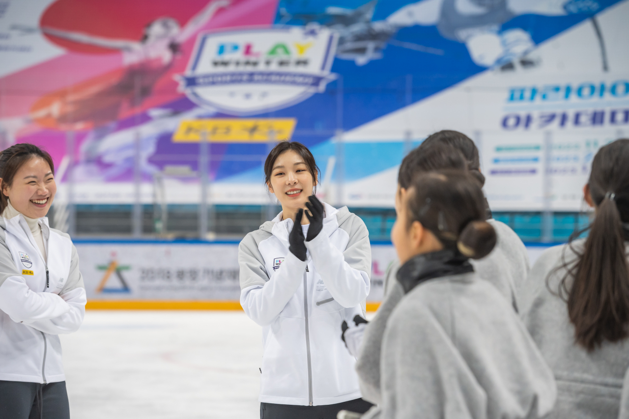 김연아(왼쪽에서 두번째)가 아카데미 수업 도중 박수를 치며 격려하고 있다.[2018평창기념재단 제공]