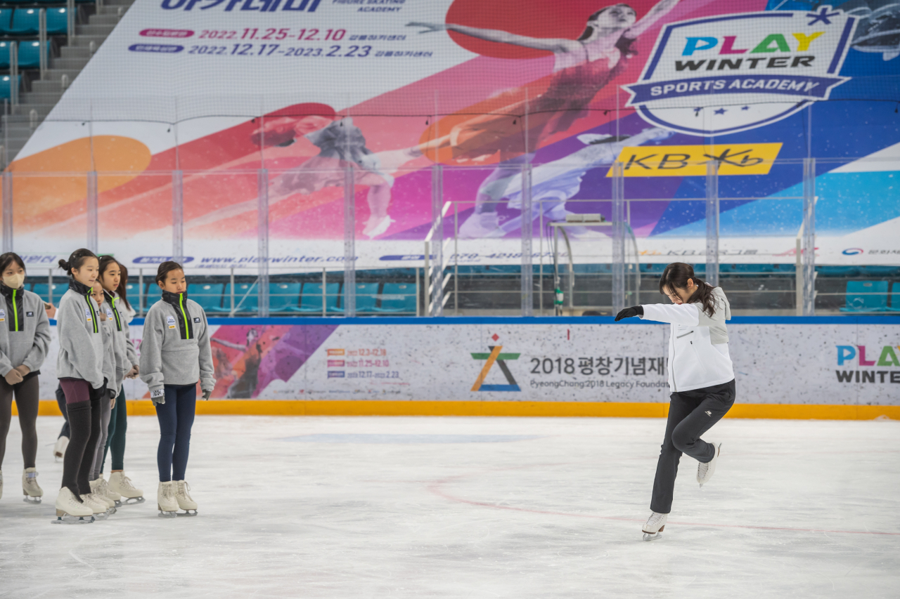 김연아가 스케이팅 동작 시범을 보이는 모습.[2018평창기념재단 제공]