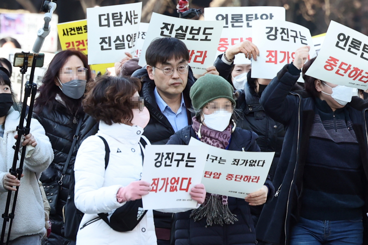 유튜브 매체 '시민언론 더탐사' 강진구 대표가 구속영장실질심사를 받기 위해 법정으로 향하고 있다. 구속영장은 기각됐다. 강 대표는 한동훈 법무부 장관을 미행하고 이른바 '청담동 술자리' 의혹을 제기해 한 장관 명예를 훼손한 혐의를 받는다. [연합]