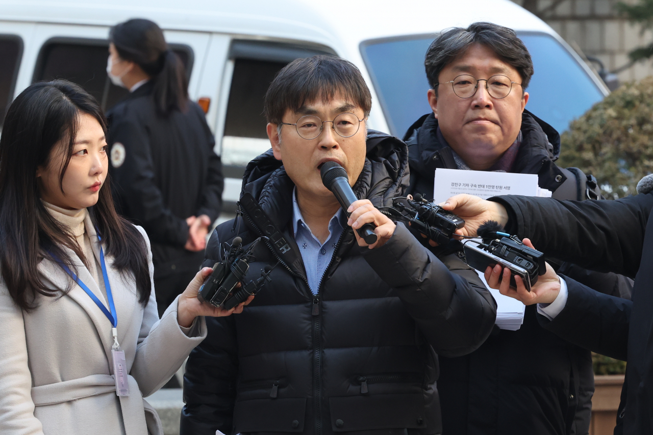 유튜브 매체 '시민언론 더탐사' 강진구 대표가 22일 오전 서울 서초동 서울중앙지법에서 구속영장실질심사를 받기에 앞서 구속 수사의 부당함을 주장하고 있다. 강 대표는 한동훈 법무부 장관을 미행하고 이른바 '청담동 술자리' 의혹을 제기해 한 장관 명예를 훼손한 혐의를 받는다. [연합]