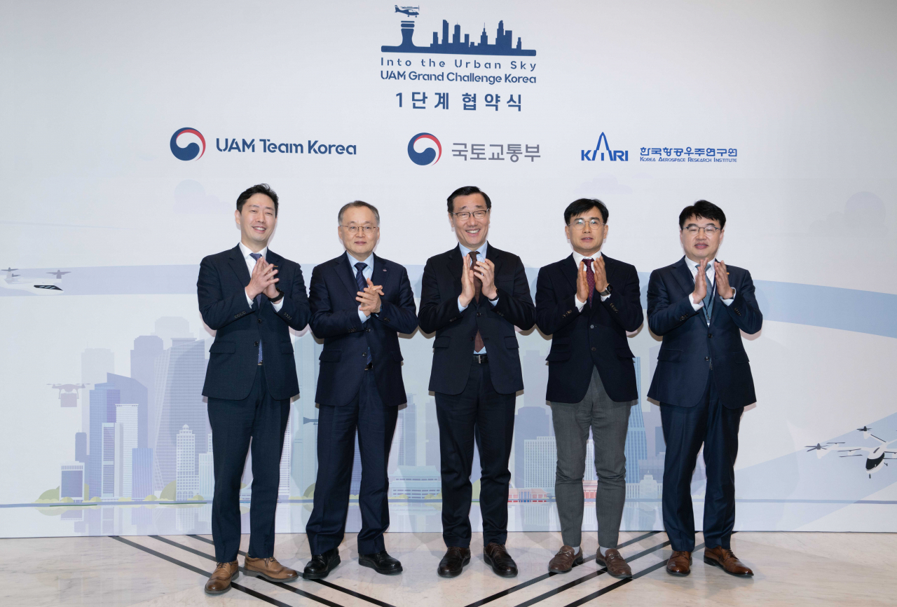 왼쪽부터 윤형중 한국공항공사 사장, 이상률 한국항공우주연구원 원장, 어명소 국토교통부 2차관, 신용식 SK텔레콤 부사장, 김영호 한화시스템 부사장이 그랜드하얏트 서울에서 한국형 도심항공교통 실증사업(K-UAM 그랜드챌린지) 협약식을 마치고 기념촬영을 하고 있다. [SK텔레콤 제공]