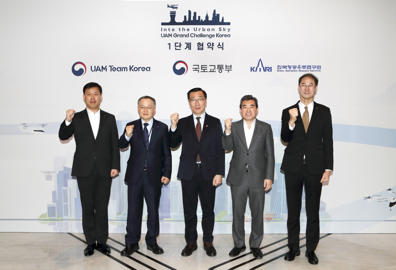 왼쪽부터 현대건설 기술연구원 박영준 상무, 한국항공우주연구원 이상률 원장, 어명소 국토교통부 2차관, 현대자동차 AAM본부 신재원 사장, KT 경영기획부문 박종욱 사장이 서울 용산구에 그랜드 하얏트 서울에서 한국형 도심항공교통 실증사업(K-UAM 그랜드챌린지) 참여를 위한 업무협약(MoU)을 체결했다. [KT 제공]