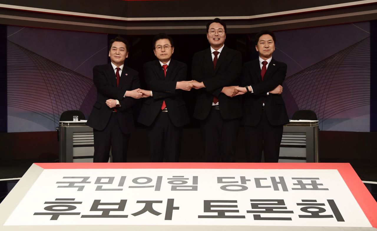 국민의힘 안철수·황교안·천하람·김기현 당대표 후보(왼쪽부터)가 22일 서울 여의도 KBS에서 열린 TV토론회에 앞서 기념촬영을 하고 있다. [연합]