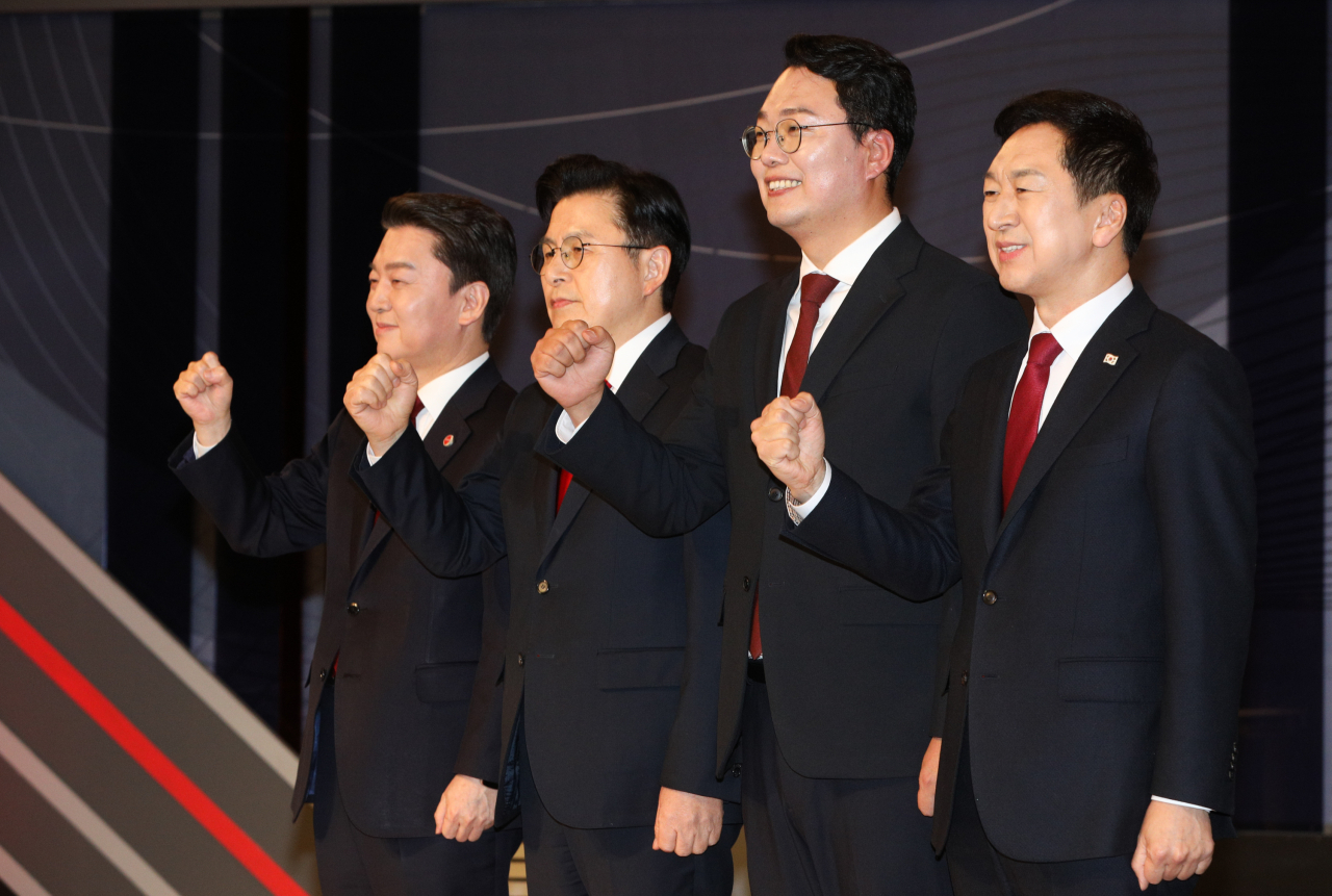 국민의힘 안철수·황교안·천하람·김기현 당대표 후보(왼쪽부터)가 22일 서울 여의도 KBS에서 열린 TV토론회에 앞서 기념촬영을 하고 있다. [연합]