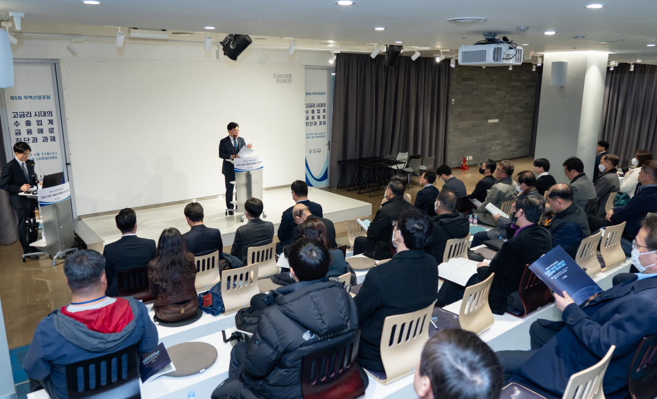 지난 22일 삼성동 코엑스에서 열린 무역산업포럼에서 정만기 부회장이 개회사를 하고 있다. [한국무역협회 제공]