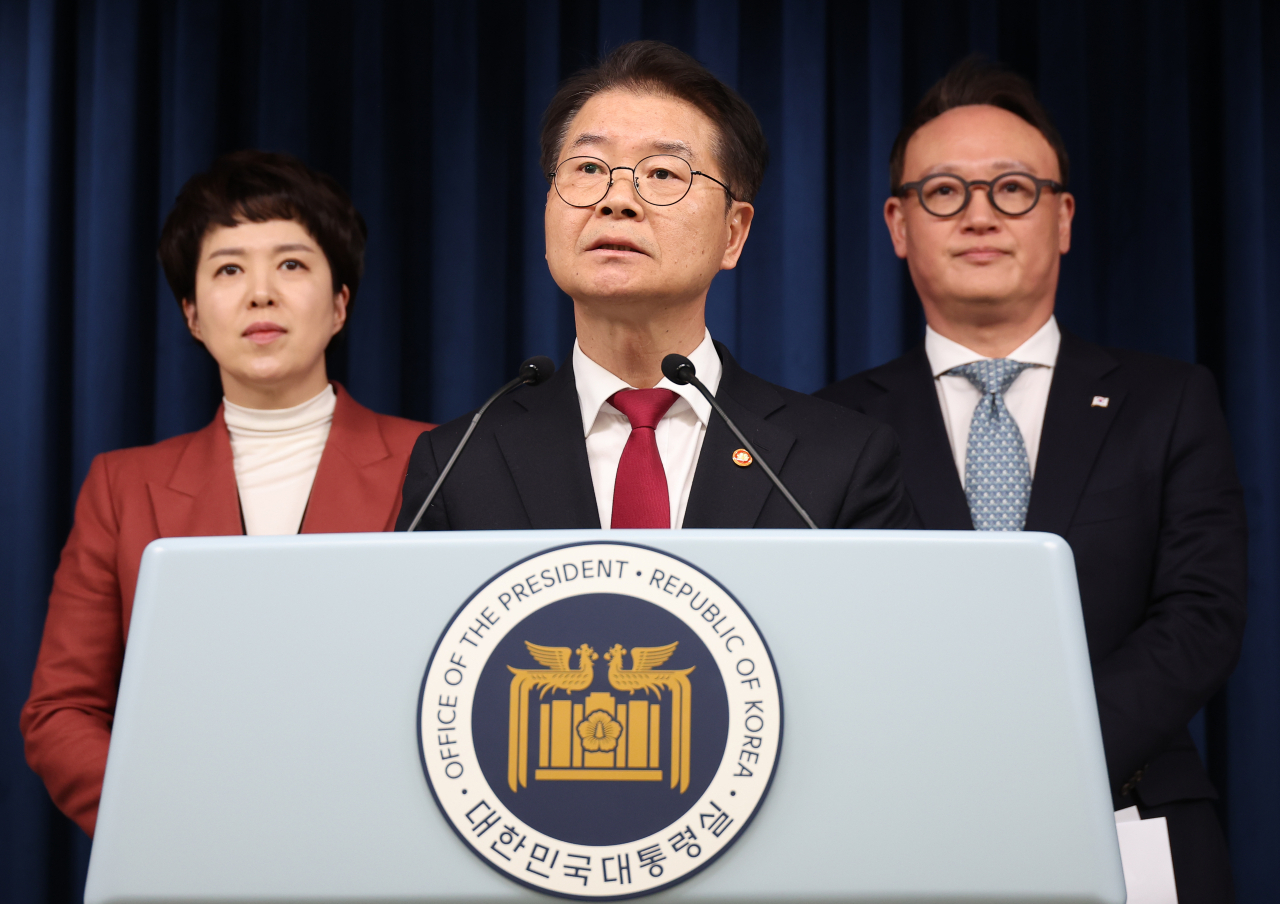 이정식 고용노동부 장관과 대통령실 안상훈 사회수석 김은혜 홍보수석이 20일 오후 서울 용산 대통령실 청사에서 '노조 회계' 공개 관련 브리핑을 하고 있다. [연합]
