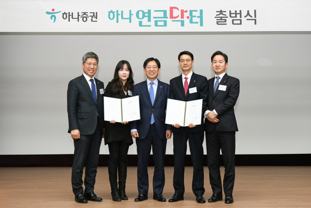하나 연금닥터 출범식에서 강성묵 하나증권 대표이사(가운데)가 박상빈 연금신탁본부장(맨 왼쪽), 임상수 WM그룹장(맨 오른쪽), 연금 우수 직원으로 선정된 이민경 신촌지점 대리(왼쪽 두번째), 김대열 강남파이낸스 WM센터 부장(오른쪽 두번째)과 기념 촬영을 하고 있다.[하나증권 제공]