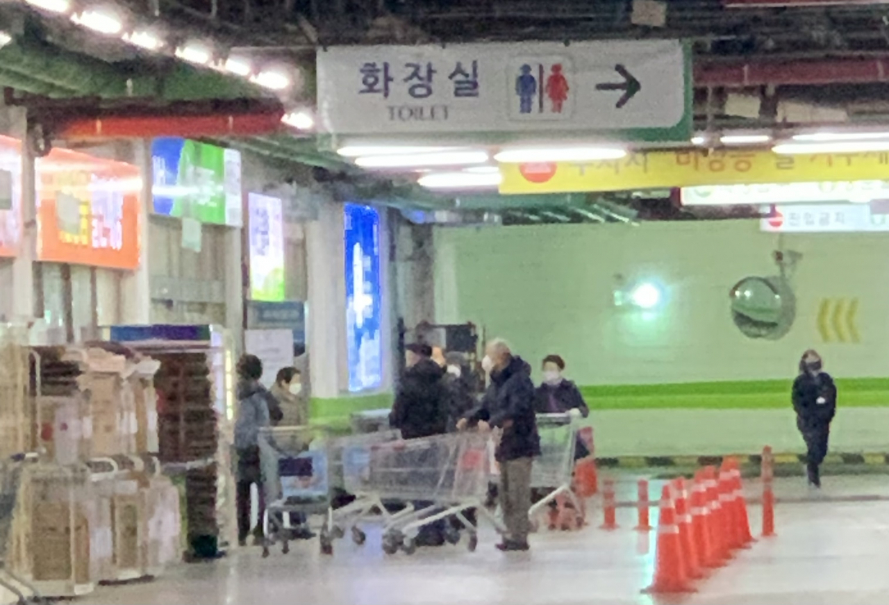 오전 7시가 채 되지 않았는데도 서울 도봉구 농협하나로마트 창동점으로 몰려든 소비자들이 매장 오픈을 기다리며 줄카트를 들고 줄을 서 있다. 이정아 기자.