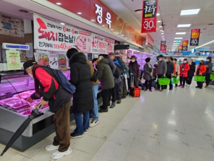 23일 오전 역시 소고기를 사기 위한 소비자가 몰린 부산 북구 농협하나로클럽 부산점. [독자 제공]