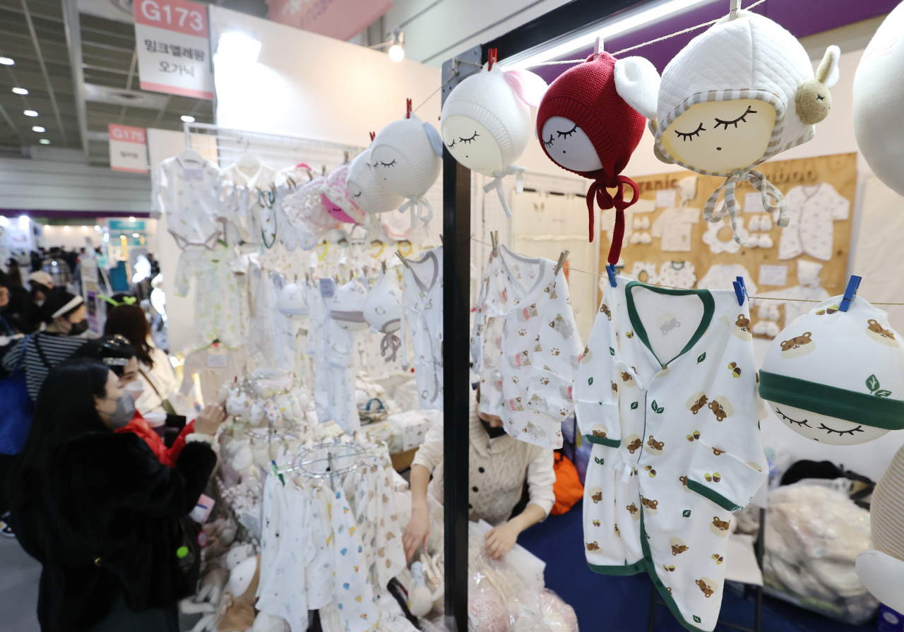지난 9일 서울 강남구 코엑스에서 열린 '베페 베이비 페어'에서 관람객들이 전시된 상품을 살펴보고 있다. 연합뉴스