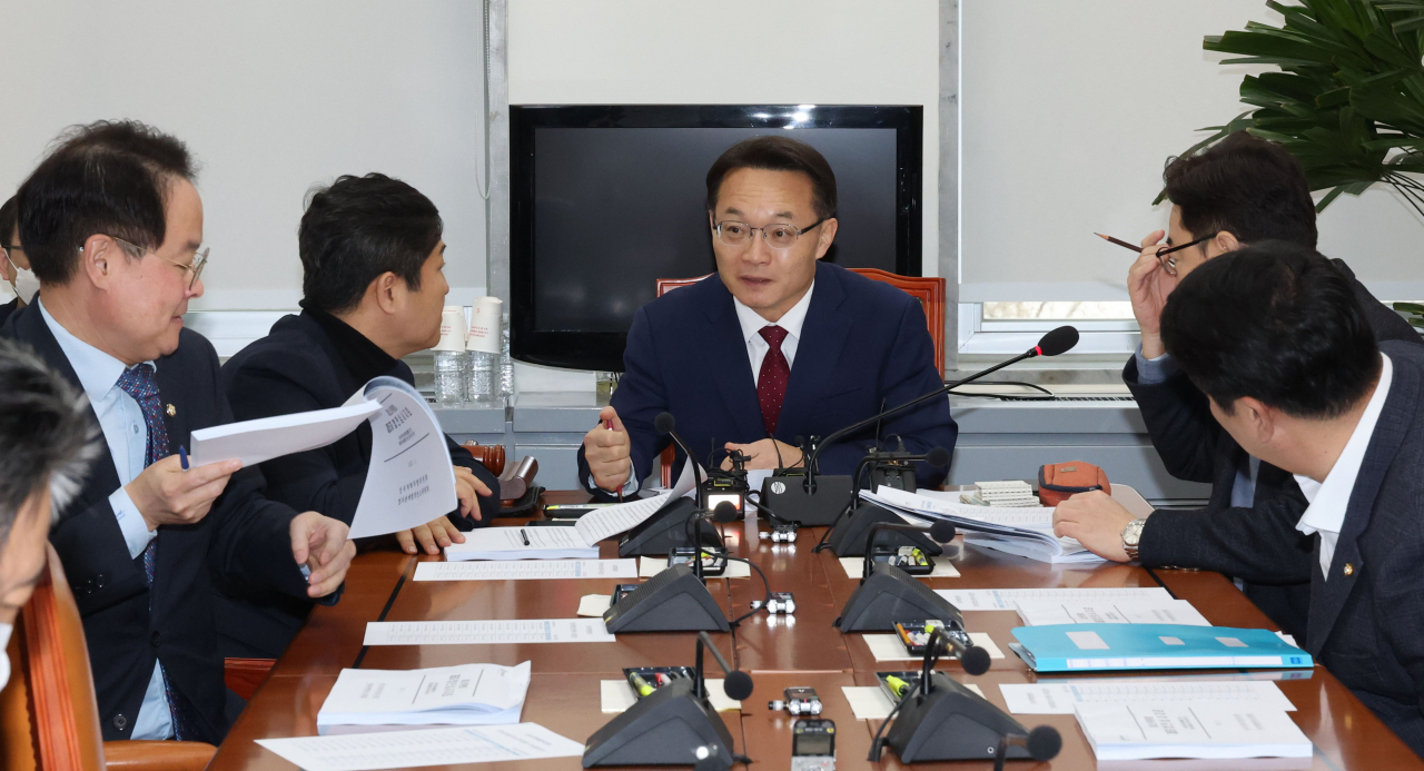 지난 16일 오전 서울 여의도 국회에서 열린 정치개혁특별위원회 정치관계법개선소위원회에서 조해진 위원장과 여야 의원들이 이야기를 나누고 있다. [연합]