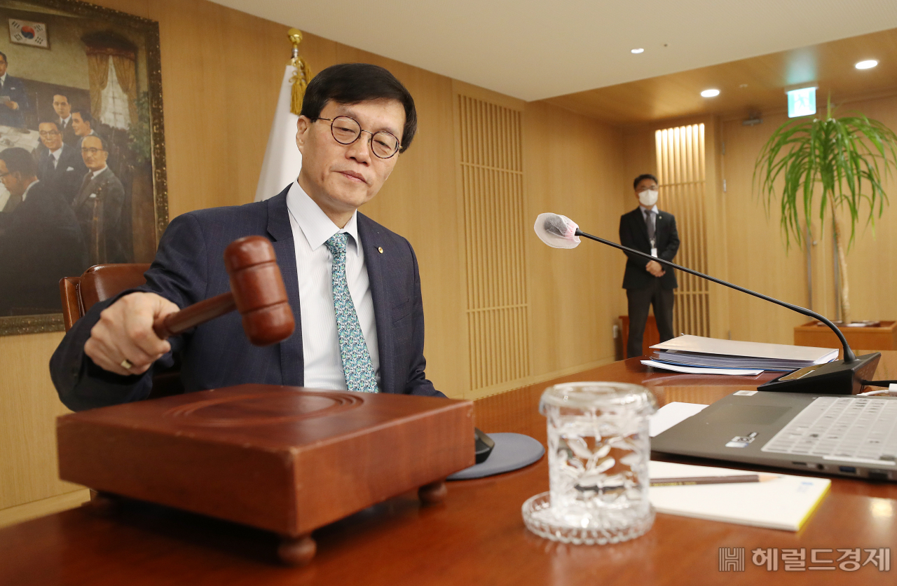 이창용 한국은행 총재가 23일 오전 서울 중구 한국은행에서 열린 금융통화위원회 본회의를 주재하고 있다. 사진공동취재