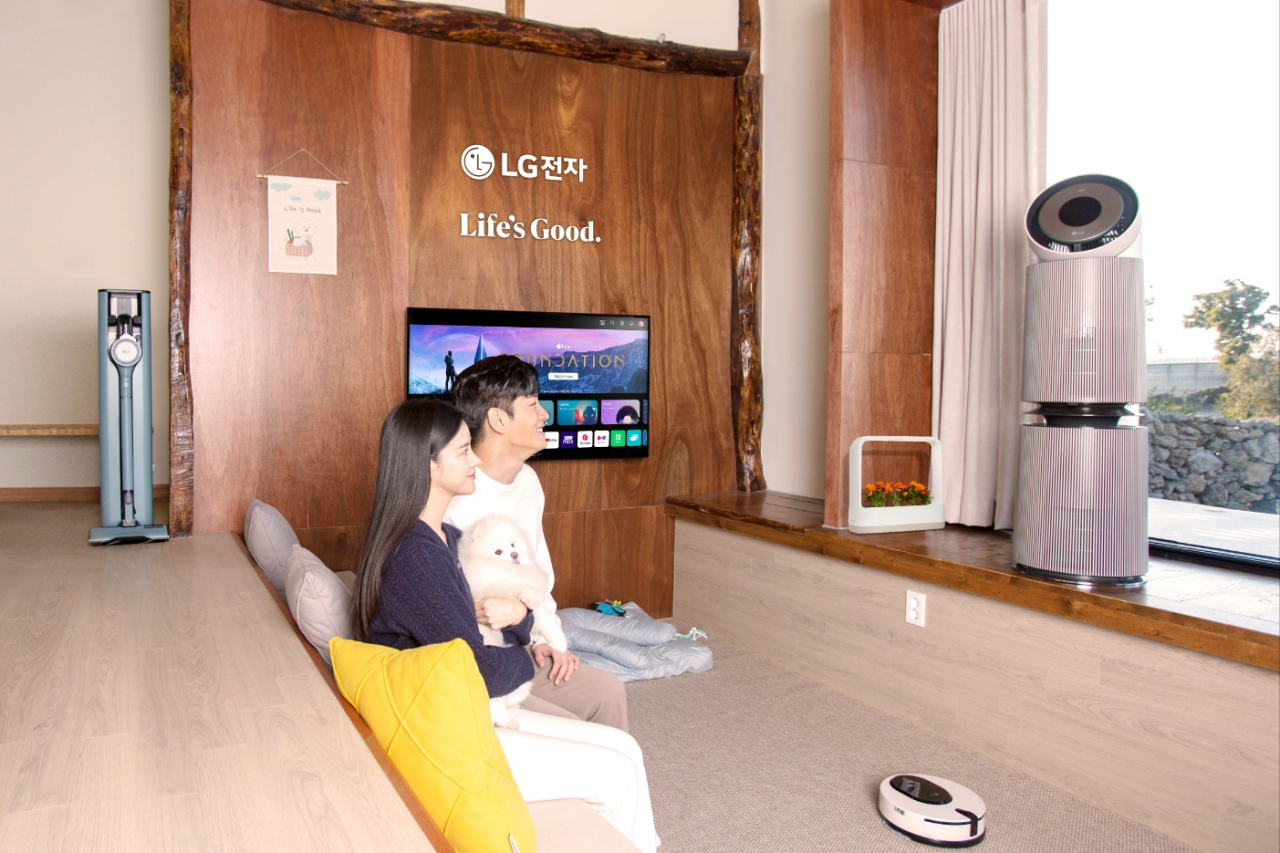 모델이 ‘어나더 하우스 펫 스테이 안성’에서 LG 프리미엄 가전을 체험하고 있다. [LG전자 제공]