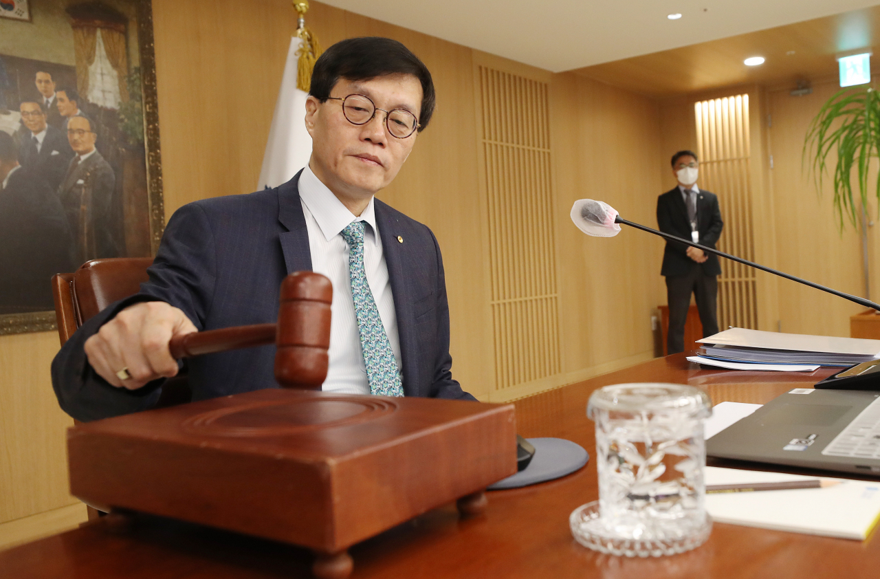 이창용 한국은행 총재가 지난 2월 23일 서울 중구 한국은행에서 열린 금융통화위원회 본회의에 참석해 의사봉을 두드리고 있다. [연합]