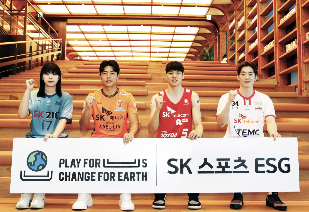 SK 스포츠 구단 선수들이 23일 서울 종로구 SK서린빌딩에서 스포츠 ESG 협력 강화에 대한 결의를 다지고 있다. (왼쪽부터) 이현주 SK슈가글라이더즈 선수, 김승섭 제주유나이티드 선수, 김선형 SK나이츠 선수, 오주안 SK호크스 선수. [SK 제공]