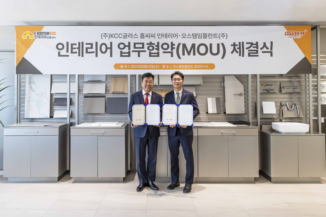 김덕신(왼쪽) KCC글라스 전무와 임정빈 오스템임플란트 인테리어사업본부장이 업무협약 체결식을 마치고 기념촬영을 하고 있다. [KCC글라스 제공]