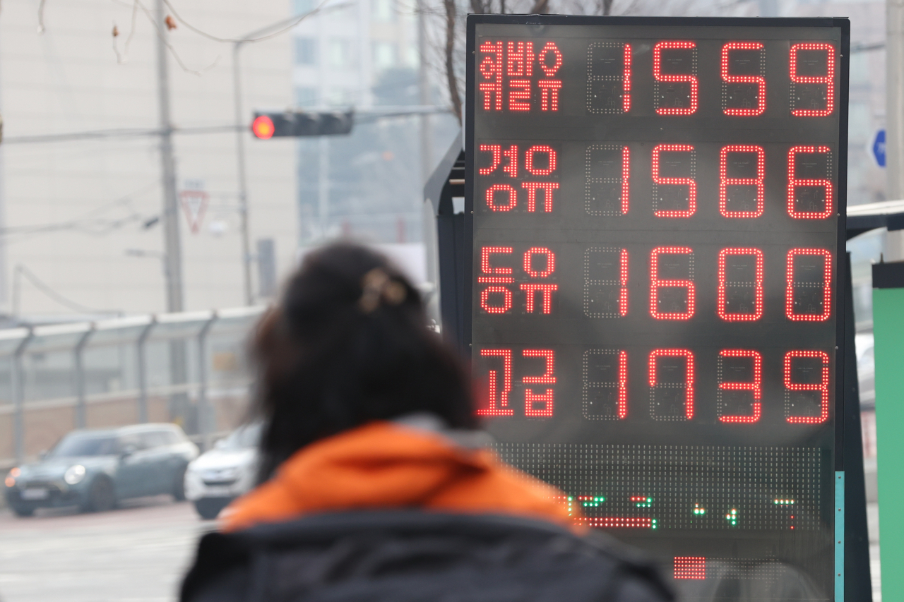 23일 한국석유공사 유가정보사이트 오피넷에, 따르면 이날 오전 9시 기준 전국 주유소 휘발유 평균 판매 가격은 L당 1579.28원을 기록해 경유 가격(1578.37원)을 재역전했다. 사진은 지난 19일 서울의 한 주유소. [연합]