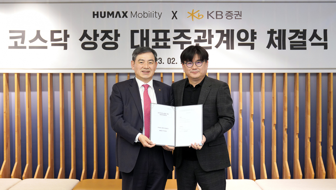 지난 22일 경기도 분당 휴맥스빌리지에서 KB증권과 휴맥스모빌리티가 IPO 대표주관계약을 체결했다. 계약체결 후 김성현(왼쪽) KB증권 대표와 김태훈 휴맥스모빌리티 대표 기념사진을 촬영하고 있다.