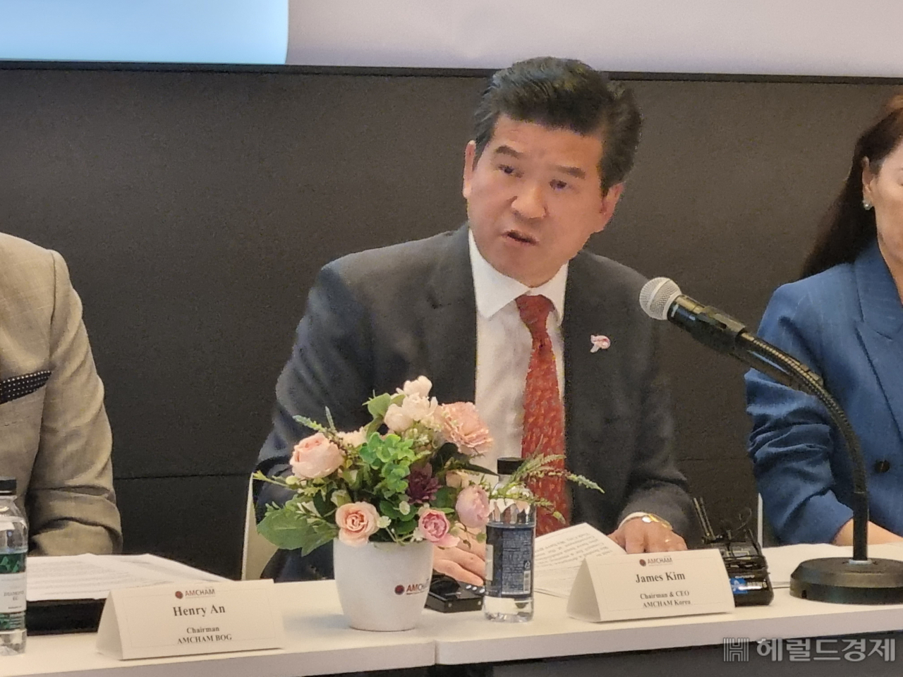 제임스 김 주한미국상공회의소 회장 겸 대표이사가 23일 오전 여의도 IFC 포럼에서 열린 기자간담회에서 올해의 미션에 대해 발표하고 있다. 김민지 기자