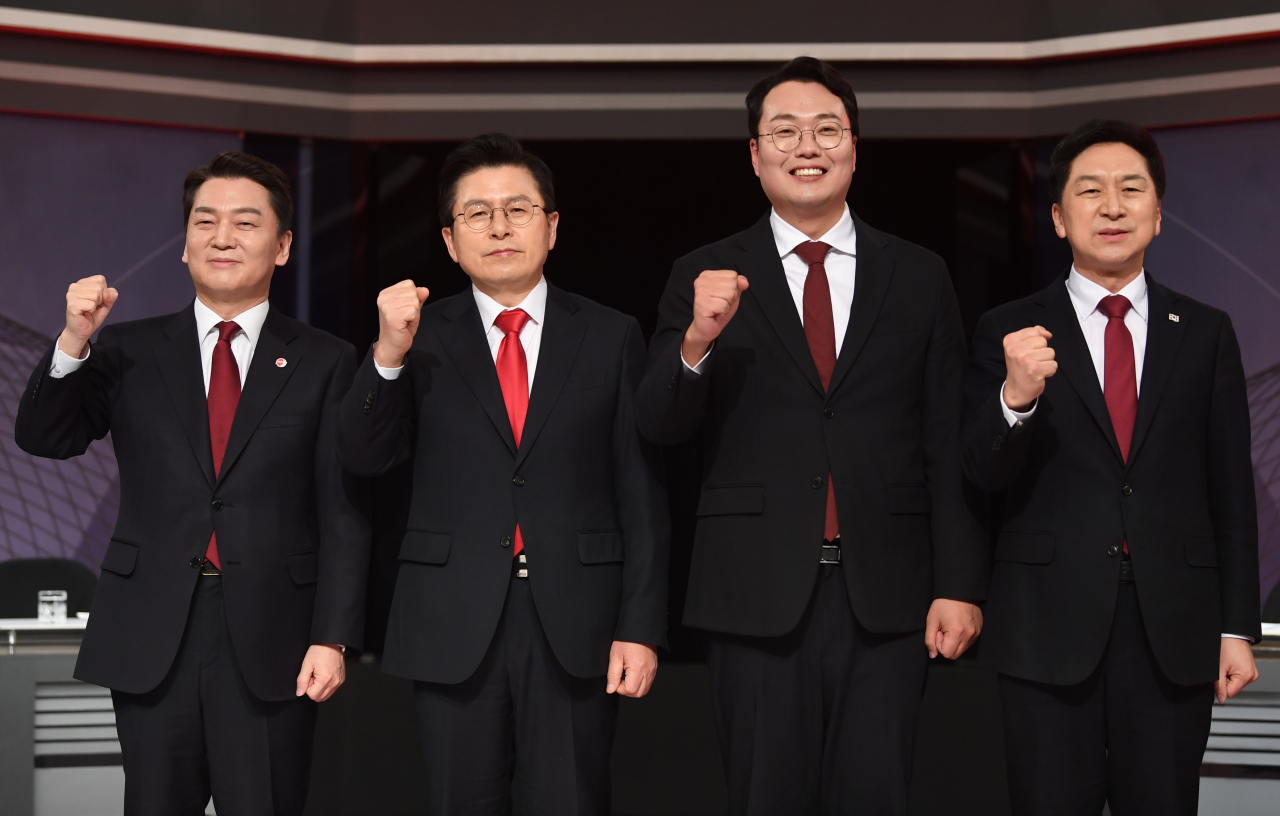 국민의힘 안철수·황교안·천하람·김기현 당대표 후보(왼쪽부터)가 22일 서울 여의도 KBS에서 열린 TV토론회에 앞서 기념촬영을 하고 있다. 연합뉴스
