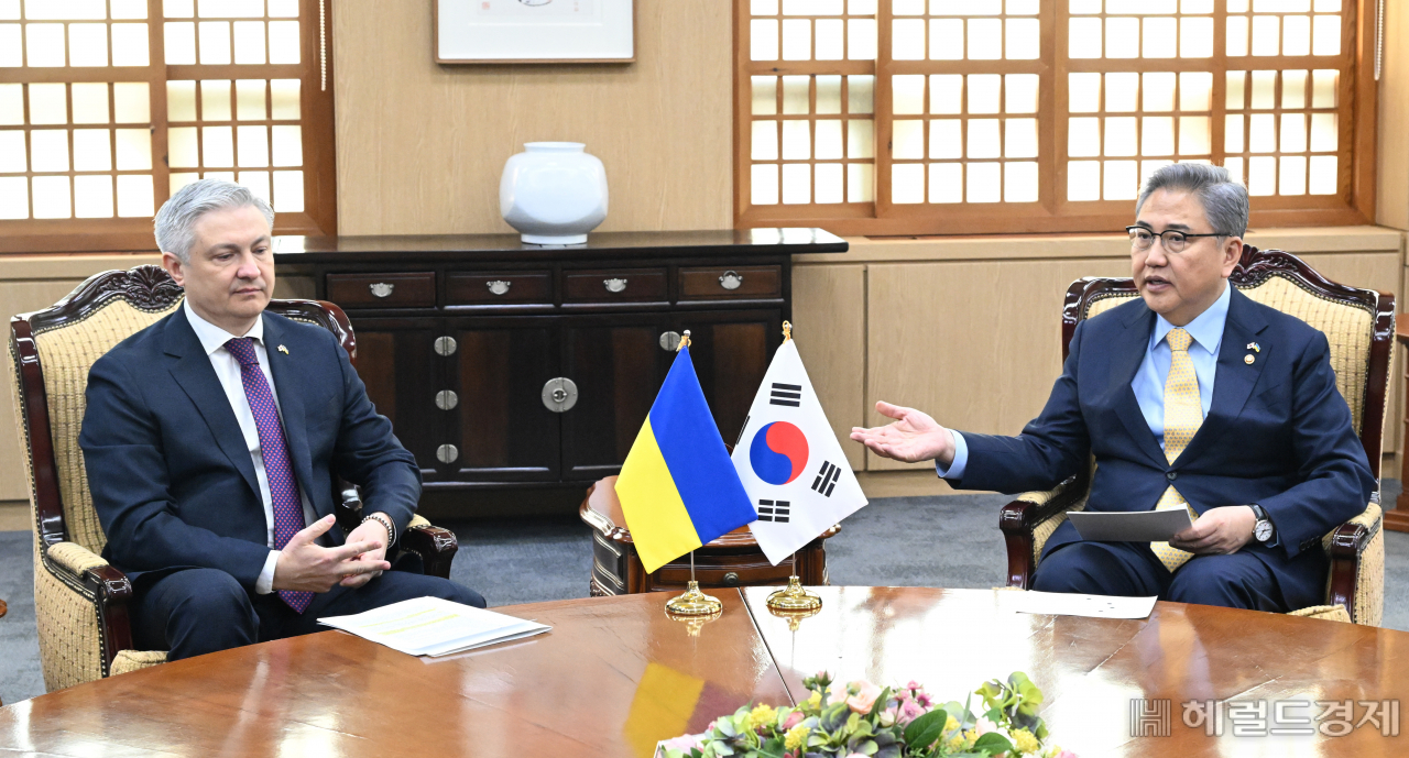 우크라이나-러시아 전쟁이 발발한지 1년을 하루 앞둔 23일 서울 종로구 외교부청사에서 박진(오른쪽) 외교부장관이 드미트로 포노마렌코 주한 우크라이나 대사를 접견하고 있다. 임세준 기자