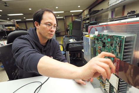 한국전자통신연구원(ETRI) 연구진이 오픈랜 기반의 개방형 5G 기지국 무선 장치에 대해 실험하고 있다. [ETRI 제공]