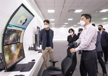 이재용 삼성전자 회장이 지난해 수원사업장에서 영상디스플레이(VD)사업부를 찾아 차기 전략 제품을 점검하는 모습. [삼성전자 제공]