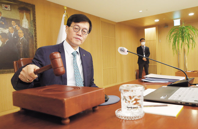 이창용 한국은행 총재가 23일 오전 서울 중구 한국은행에서 열린 금융통화위원회 본회의를 주재하고 있다. [사진공동취재단]