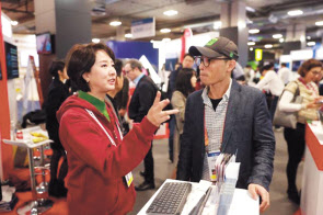 이영 장관이 지난달 미국 네바다주 라스베이거스 CES 2023 전시회에서 K-스타트업관 참여 기업들을 방문해 격려하고 있다. [중기부 제공]