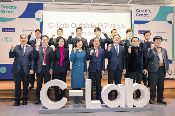 삼성전자 ‘C랩 아웃사이드 대구’캠퍼스 개소식에 홍준표(앞줄 왼쪽에서 다섯번째) 대구시장, 김완표(앞줄 왼쪽에서 여섯번째) 삼성글로벌리서치 사장 등이 참석했다. [삼성전자 제공]