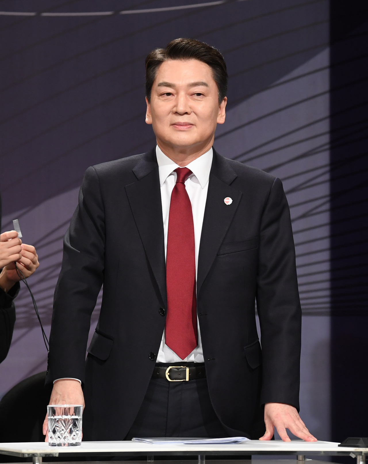 국민의힘 안철수 당대표 후보가 22일 서울 여의도 KBS에서 TV토론회를 준비하고 있다. 연합뉴스