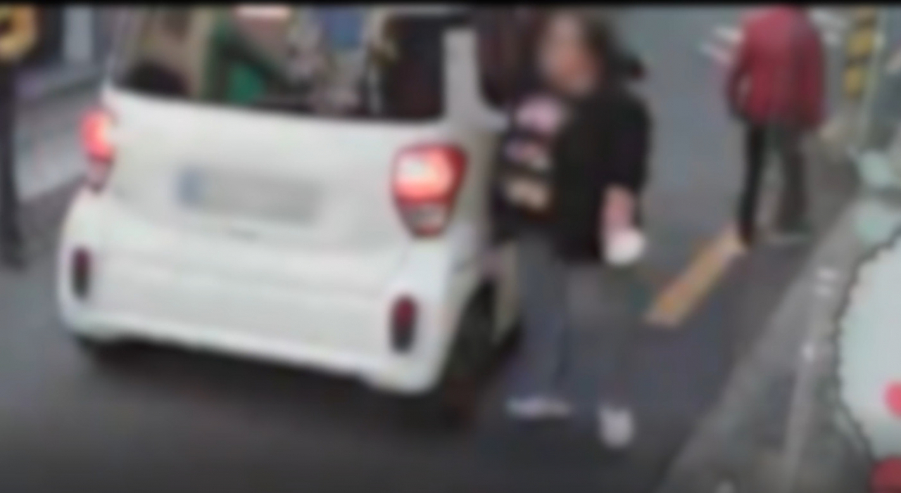A capture of the video of the suspect approaching a victim's car. (Jeonbuk Provincial Police Agency)
