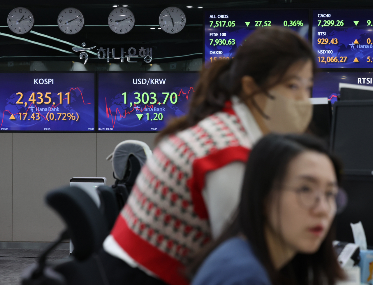 23일 오전 서울 중구 하나은행 딜링룸에서 직원들이 업무를 보고 있다. 연합뉴스