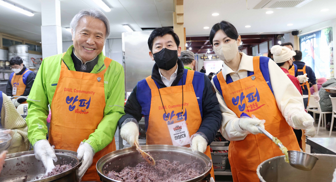 기획재정부 복권위원회는 23일 서울 동대문구 밥퍼나눔운동본부에서 '제15기 행복공감봉사단 제5차 봉사활동'을 진행했다. 사진 왼쪽부터 최일도 목사(밥퍼나눔운동본부 대표), 최상대 기재부 제2차관, 배우 김소연씨.[기획재정부 제공]