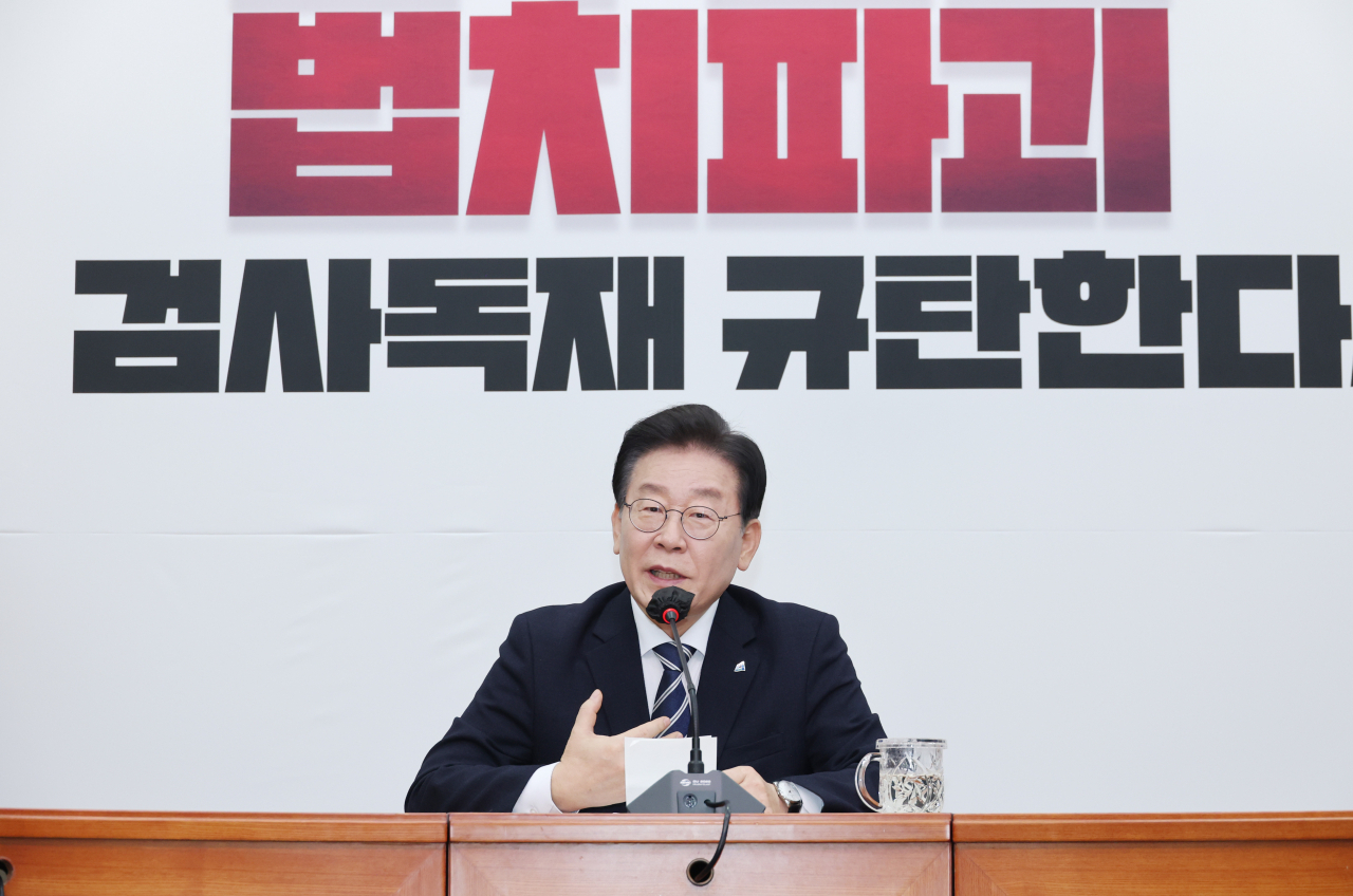 더불어민주당 이재명 대표가 23일 오전 국회에서 열린 위례·대장동 개발 비리 및 성남FC 후원금 의혹에 대해 검찰이 청구한 구속영장과 관련한 기자간담회에서 발언하고 있다. [연합]