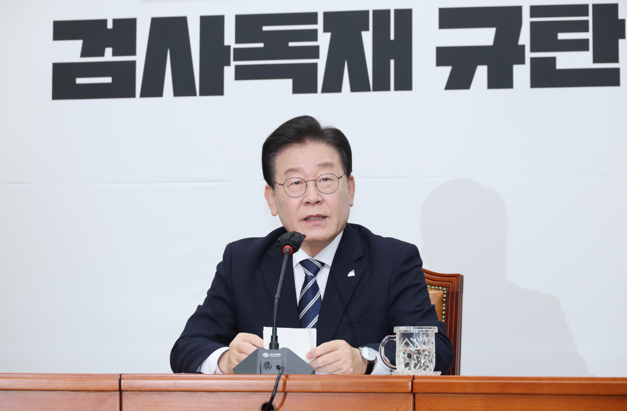 이재명 더불어민주당 대표가 23일 오전 국회에서 열린 위례·대장동 개발 비리 및 성남FC 후원금 의혹에 대해 검찰이 청구한 구속영장과 관련한 기자간담회에서 발언하고 있다. [연합]