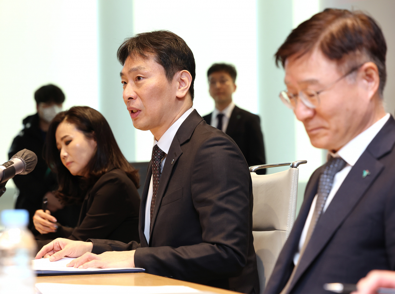 이복현 금융감독원장이 지난달 23일 오전 서울 중구 하나은행 을지로 본점에서 열린 상생금융 확대를 위한 금융소비자 및 전문가 현장 간담회에서 발언하고 있다. [연합]
