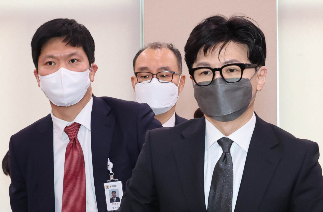 한동훈 법무부 장관이 23일 오후 국회에서 열린 법사위 전체회의에서 법무부 소관 법률안 의결이 끝난 뒤 회의장을 나가고 있다. [연합]