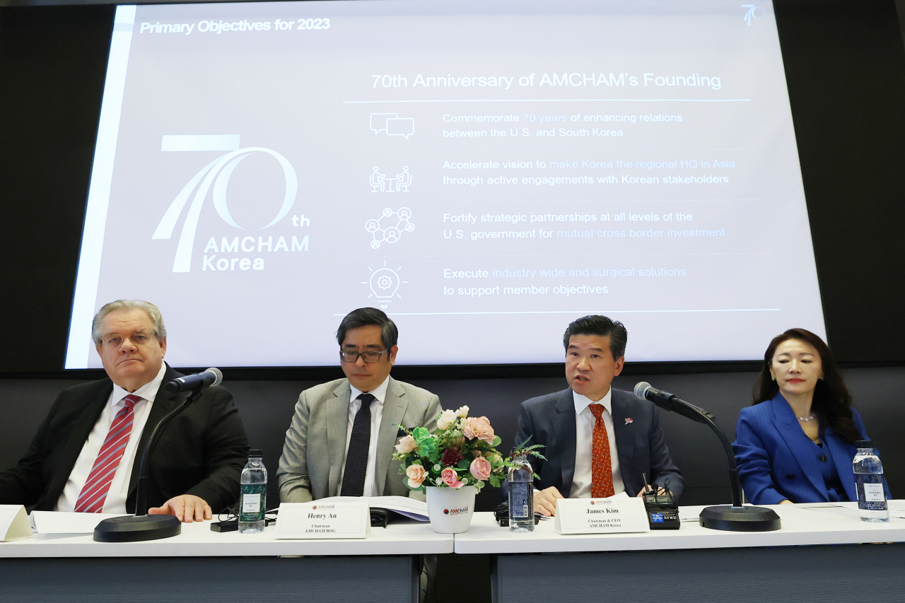 Chairman of AmCham Partners for the Future Foundation Jeffrey Jones (left), AmCham Korea CEO James Kim(second from right) and Vice Chair AmCham Board of Governors Jeon You-me (right) attend a press conference held at the IFC Forum in Seoul to commemorate the 70th anniversary of the US-Korea alliance. (AmCham)
